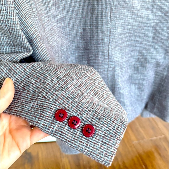 Stunning colors and beautiful cut blazer, easy to style %100 wool - Picture 4 of 8